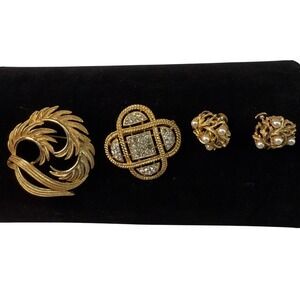 Vintage Lisner Gold Tone Brooches And Earrings Set Mid Century Costume Jewelry‎